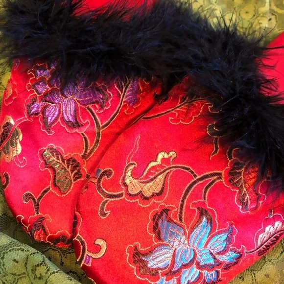 Marabou Feather Satin Slippers Floral Red Multi
New without tags - Picture 5 of 8